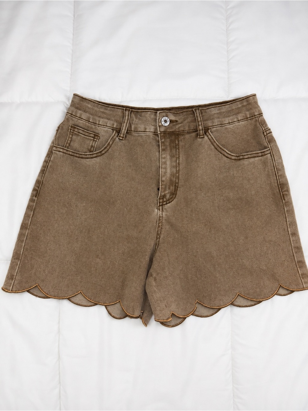 NWT Aoysky Khaki Scalloped Hem Denim Shorts Size 6 Stretch High Rise Cute Summer